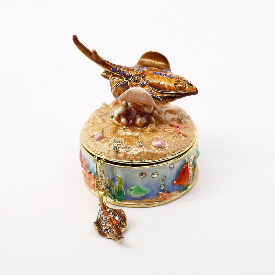 Picture of Kingspoint Designs Stevie the Stingray Trinket Box with Matching Necklace