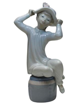 Picture of Lladro Girl With Hat/Bonnet Figurine