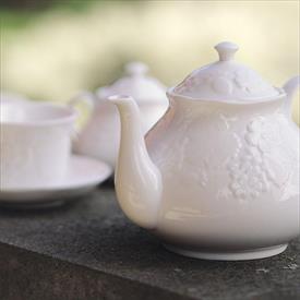 Show products in the Strawberry & Vine pattern