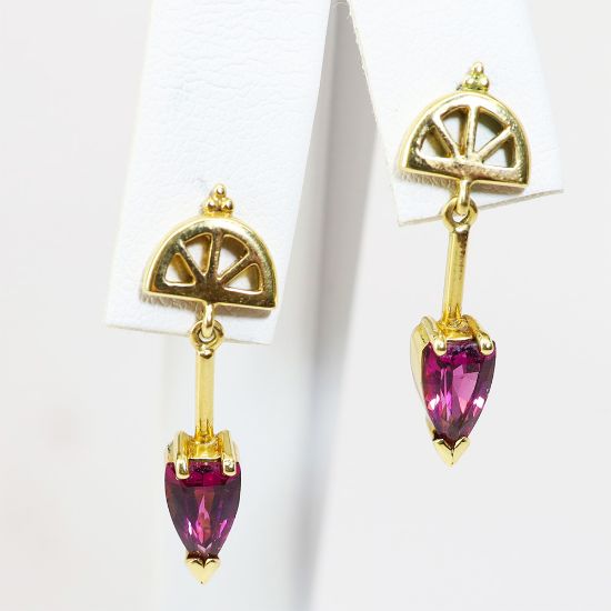 Picture of 14k Yellow Gold Garnet Earrings
