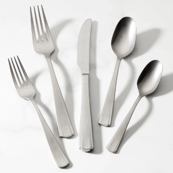 Show products in the French Perle, Scallop Vintage pattern